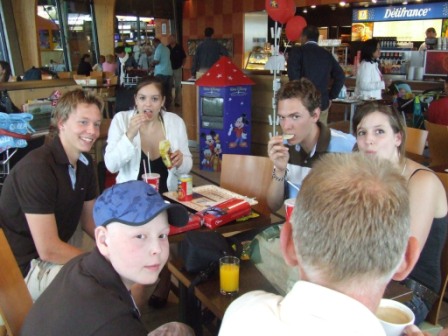 Hier met Sara en Laurie die stiekem naar Schiphol waren gereden om ons op te wachten